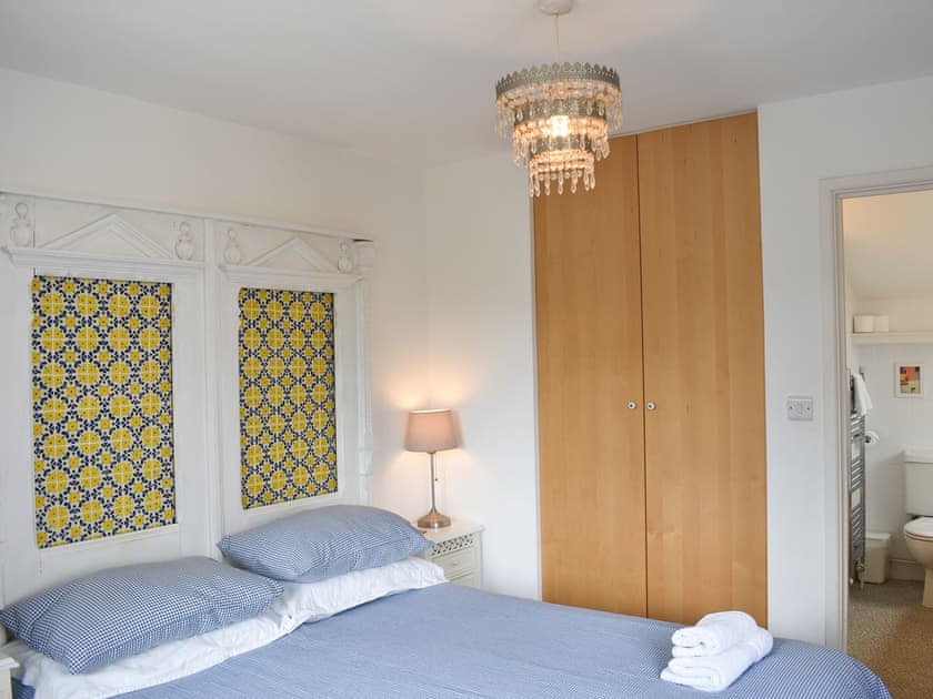 Double bedroom with ensuite | Cockle Cottage, Elmer, near Middleton on Sea
