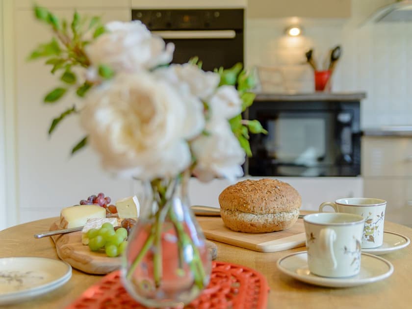 Light and airy kitchen | Courtyard Lodge, Rufford, near Newark