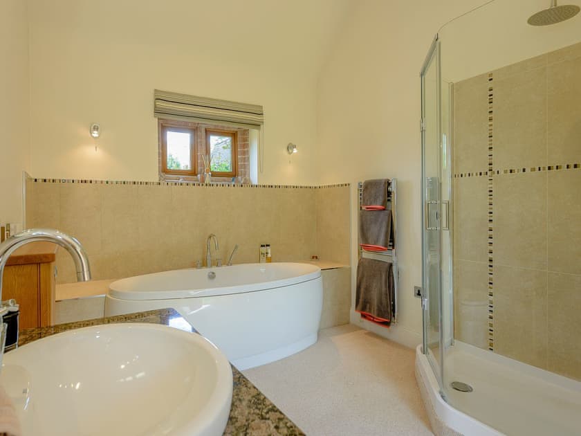 Impressive en-suite bathroom | Courtyard Lodge, Rufford, near Newark