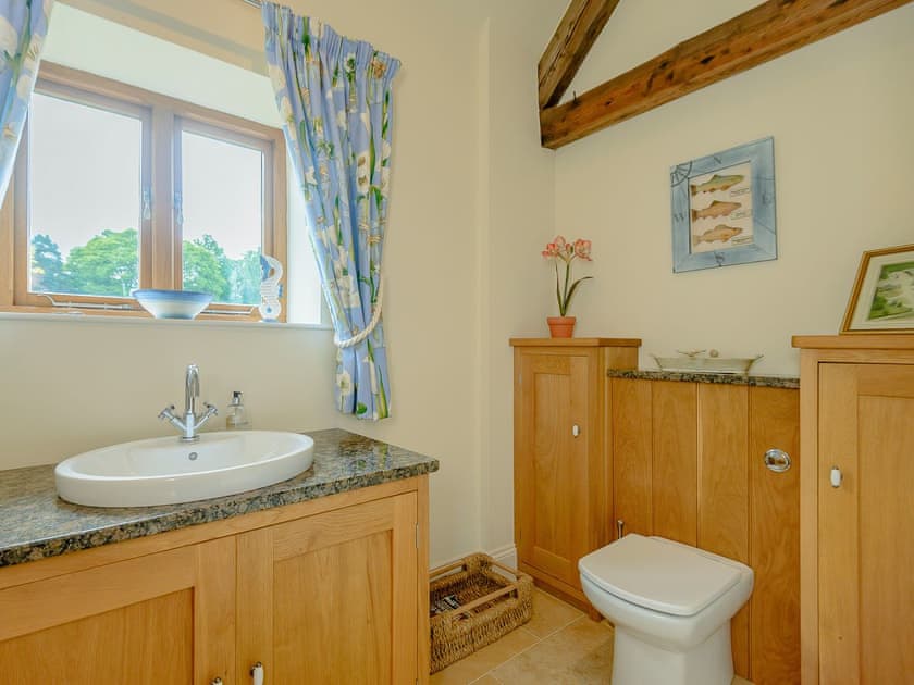Separate cloakroom | Courtyard Lodge, Rufford, near Newark
