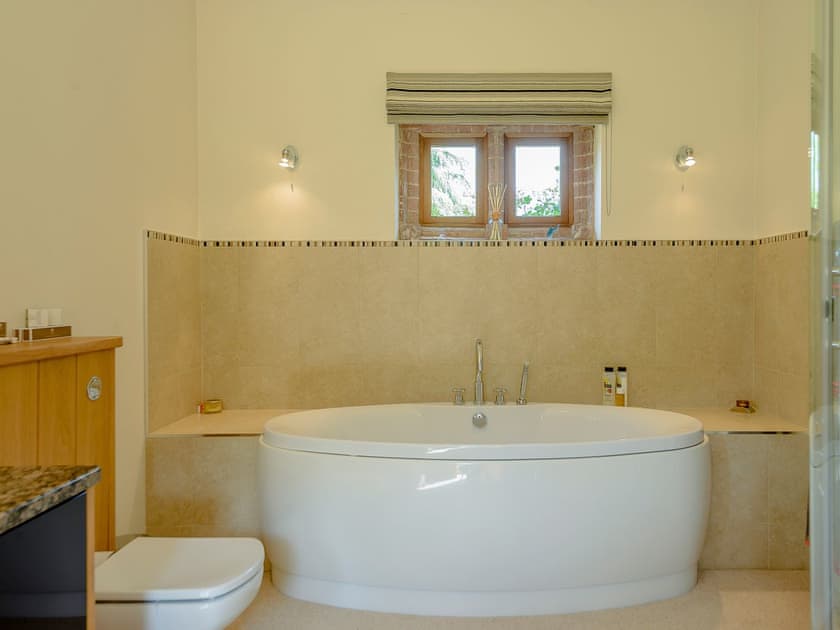 Impressive en-suite bathroom | Courtyard Lodge, Rufford, near Newark
