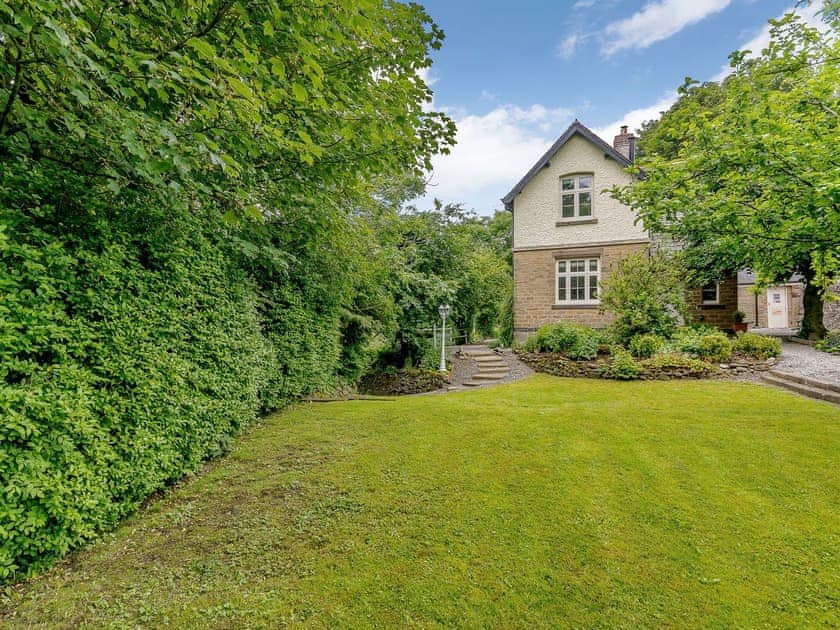 Beautiful landscaped gardens  | Station House, Miller’s Dale, near Buxton