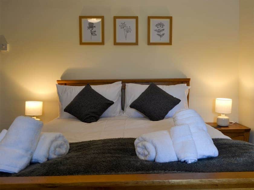 Relaxing bedroom with en-suite | Tyddyn Eli, Llangwm, near Corwen