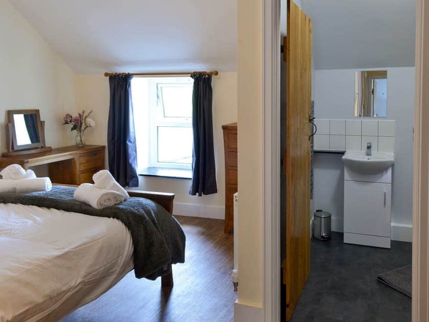 Relaxing bedroom with en-suite | Tyddyn Eli, Llangwm, near Corwen