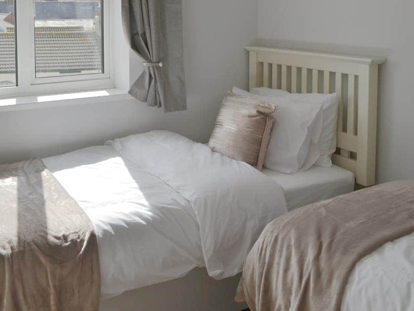 Twin bedroom | Bertys Beach View, Newbiggin-by-the-Sea