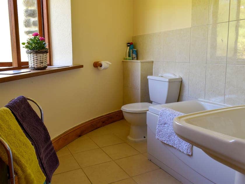 Bathroom | Round House - Trentinney Farm Holiday Cottages, St Endellion, near Port Isaac