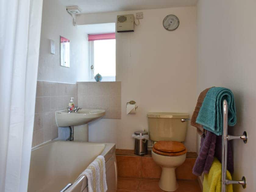 Bathroom | Swallow’s Nest - Trentinney Farm Holiday Cottages, St Endellion, near Port Isaac
