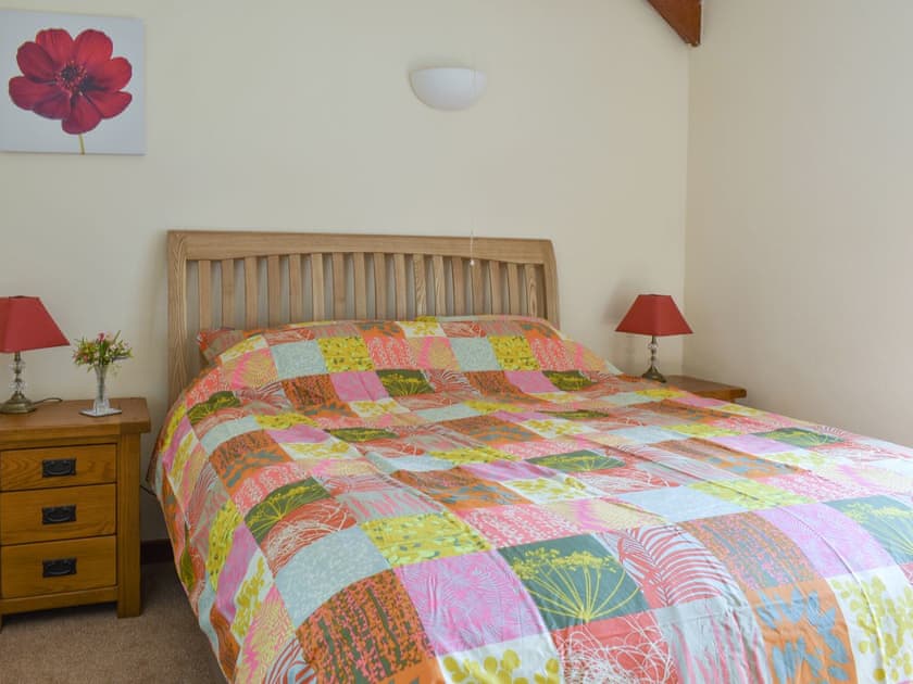Relaxing double bedroom  | Owl’s Roost - Trentinney Farm Holiday Cottages, St Endellion, near Port Isaac