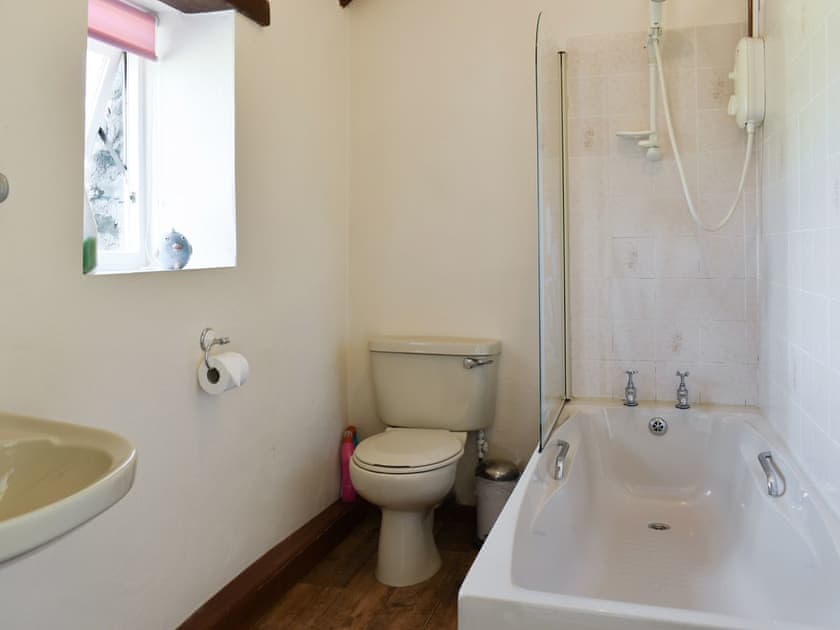Family bathroom with shower over bath | Owl’s Roost - Trentinney Farm Holiday Cottages, St Endellion, near Port Isaac