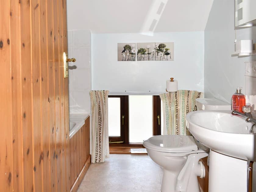 Bathroom | Cider Cottage - Well Farm Holiday Cottages, Holsworthy, near Launceston