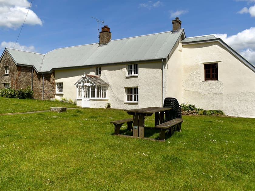 Large lawned garden with garden furniture and barbecue | Well Farmhouse - Well Farm Holiday Cottages, Holsworthy, near Launceston