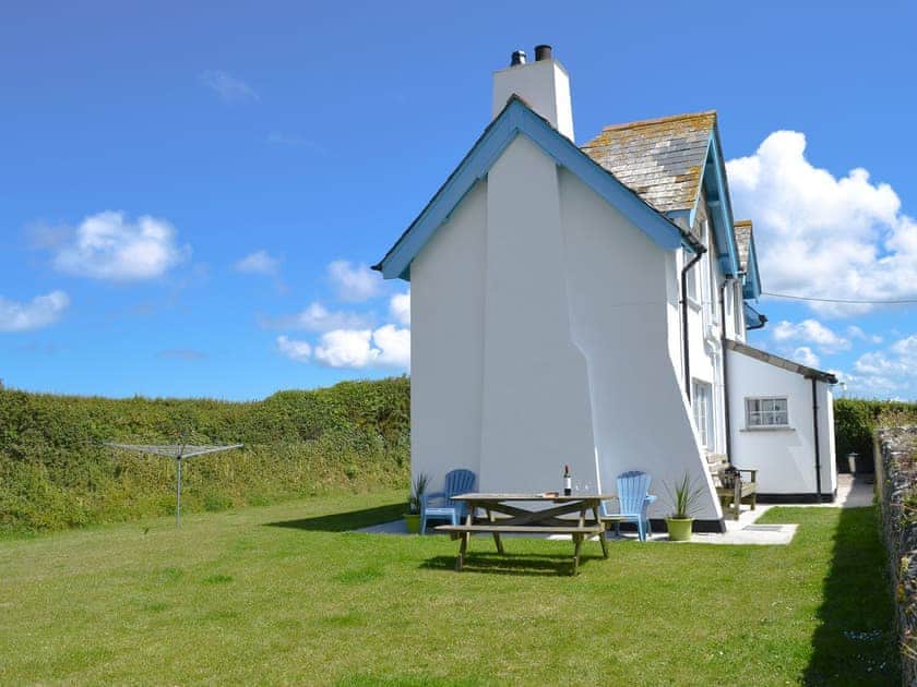 Large lawned garden | St Cadoc Cottage, Harlyn Bay, near Padstow