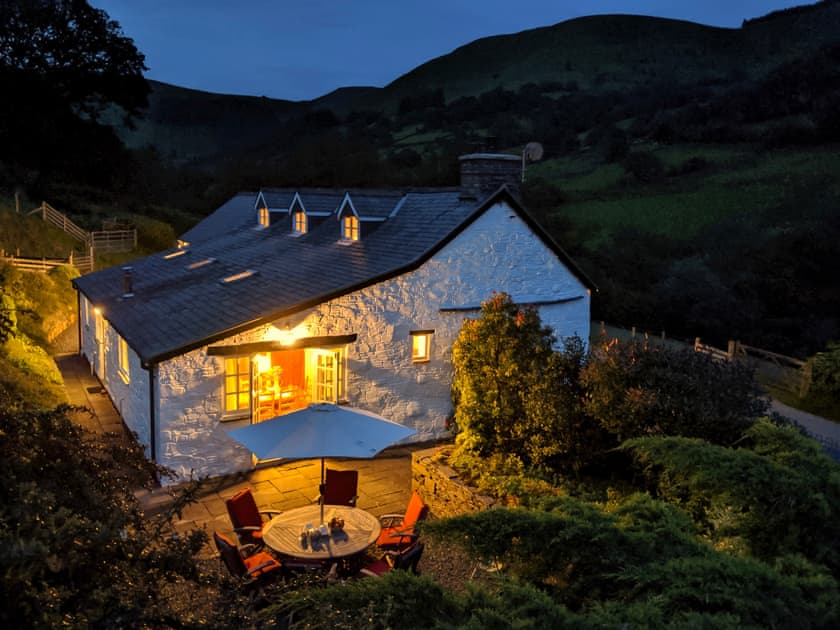 Beautifully presented Welsh cottage  | Tyn Y Ffordd, Llanymawddwy near Dolgellau