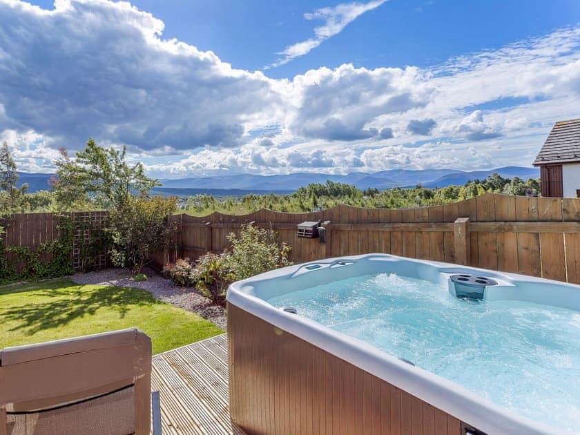 Hot tub | The Lookout, Aviemore
