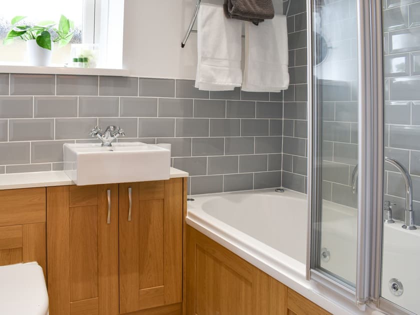 Stylish bathroom with shower over the bath | Woodside Cottage, Near Easington