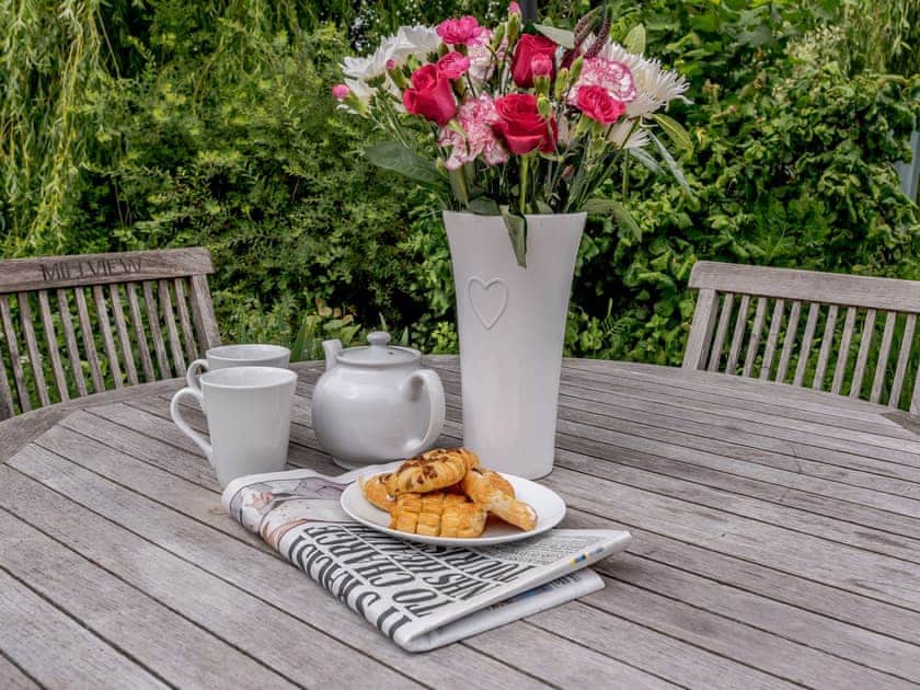 Outdoor furniture on the patio | Coachman’s Cottage - Yaxley Manor Cottages, Yaxley near Eye