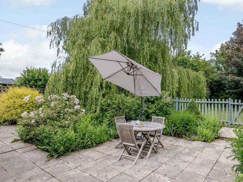 Lovely patio area with outdoor furniture | Coachman’s Cottage - Yaxley Manor Cottages, Yaxley near Eye