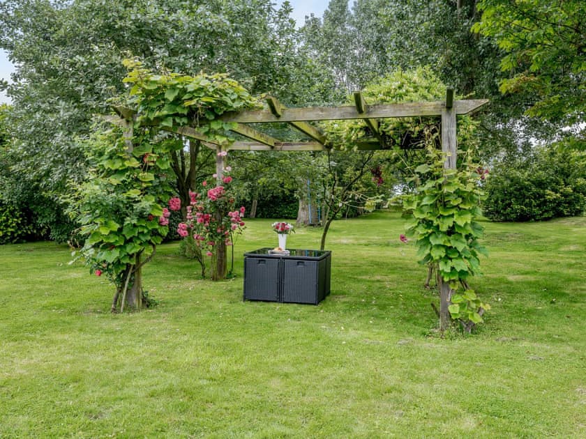 Extensive gardens | Coachman’s Cottage - Yaxley Manor Cottages, Yaxley near Eye
