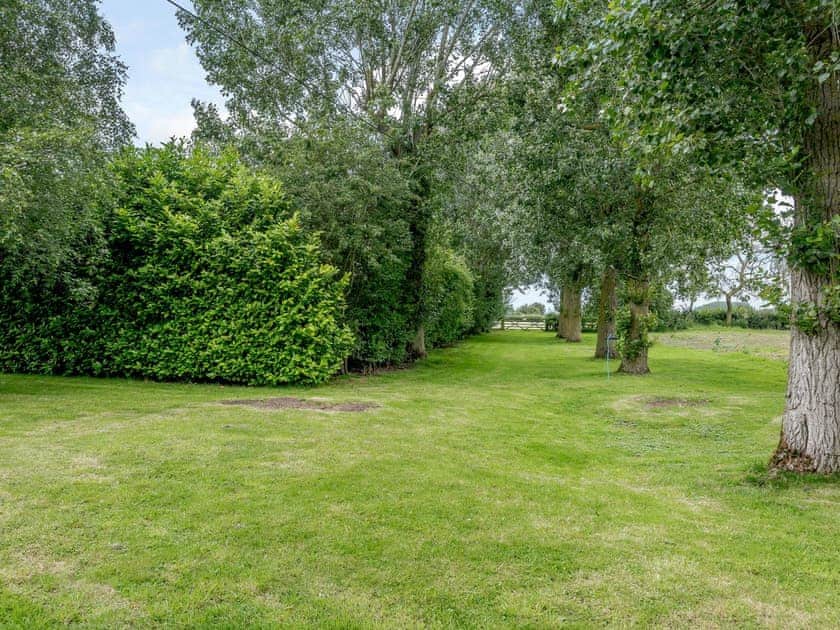 Large gardens and grounds | Coachman’s Cottage - Yaxley Manor Cottages, Yaxley near Eye