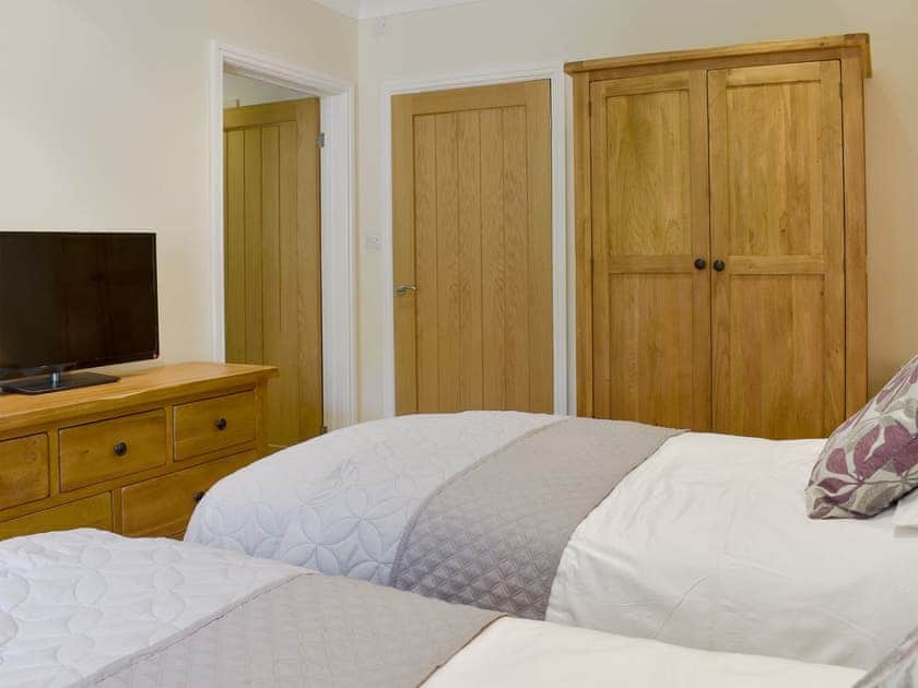 Comfy twin bedroom | The Oaks - Trecan Farm Cottages, Lanreath, near Looe