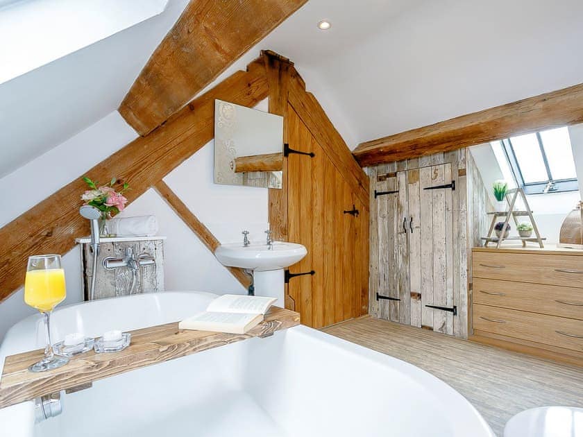 Luxurious double bedroom with en-suite bathroom | The Water Mill - Bradbourne, Bradbourne, near Ashbourne