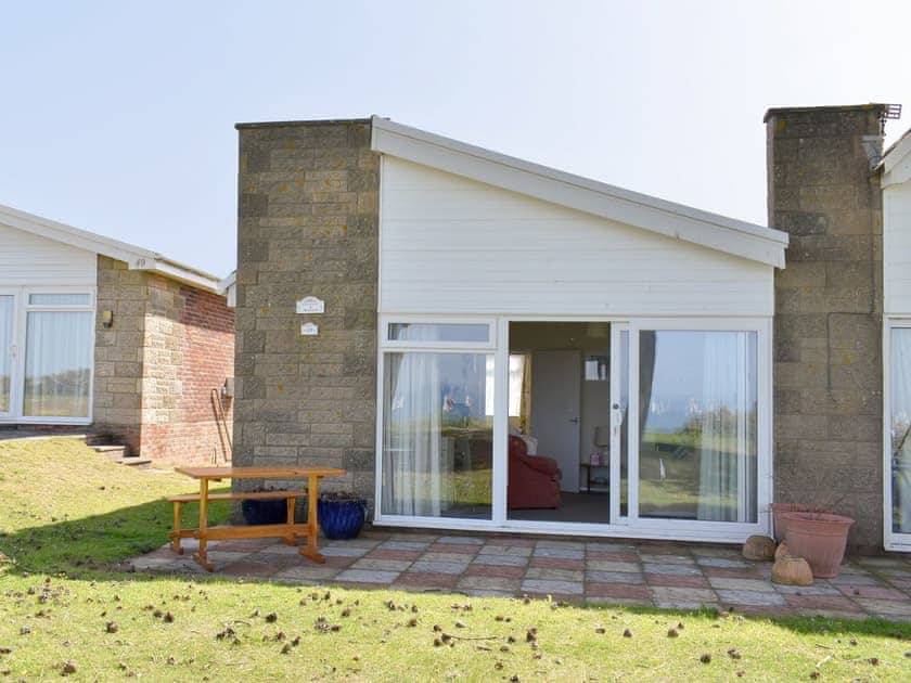 Charming holiday home with patio area | Needles and Winds, Freshwater