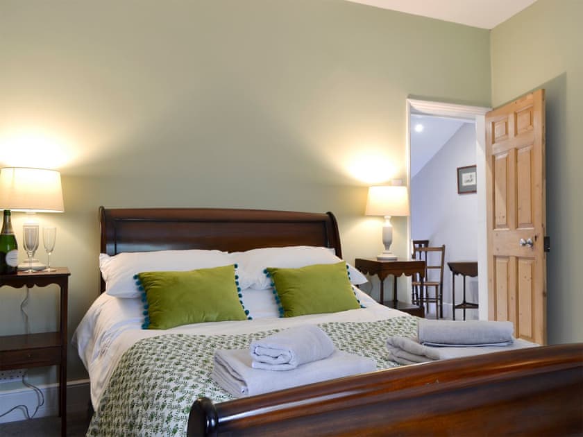 Relaxing bedroom with double sleigh bed | Oxtoby’s Upstairs - Oxtoby’s Cottages York, York