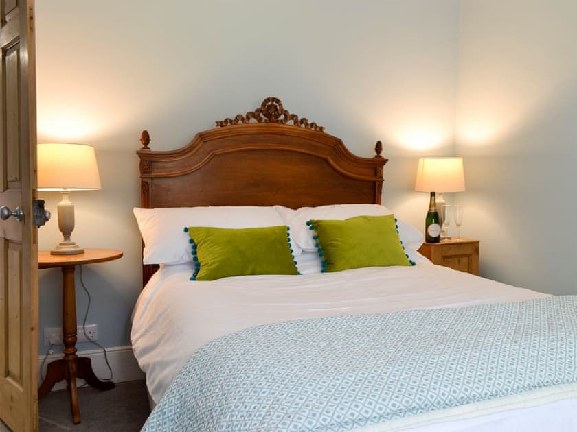 Tranquil double bedroom | Oxtoby’s Upstairs - Oxtoby’s Cottages York, York
