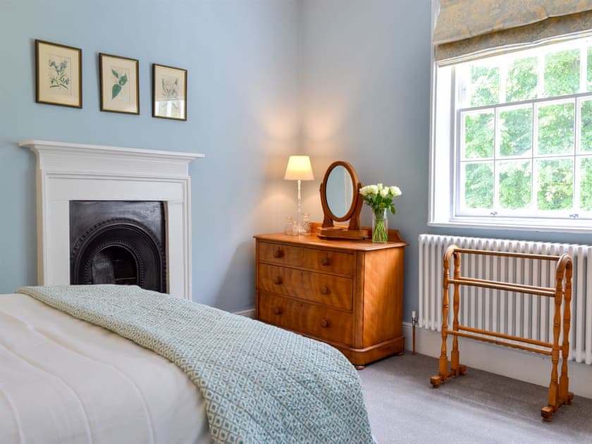 Tranquil double bedroom | Oxtoby’s Upstairs - Oxtoby’s Cottages York, York