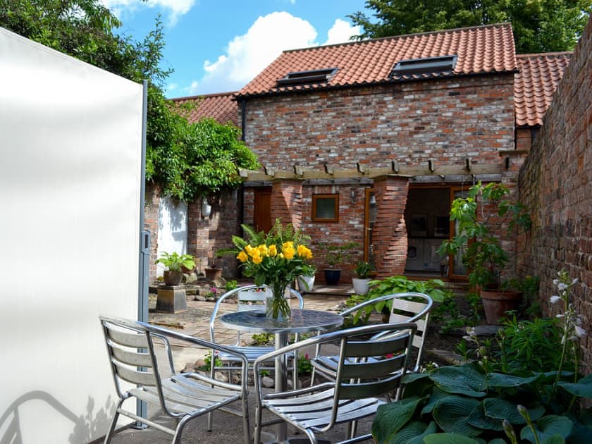 Small courtyard with patio and garden furniture | Oxtoby’s Upstairs - Oxtoby’s Cottages York, York
