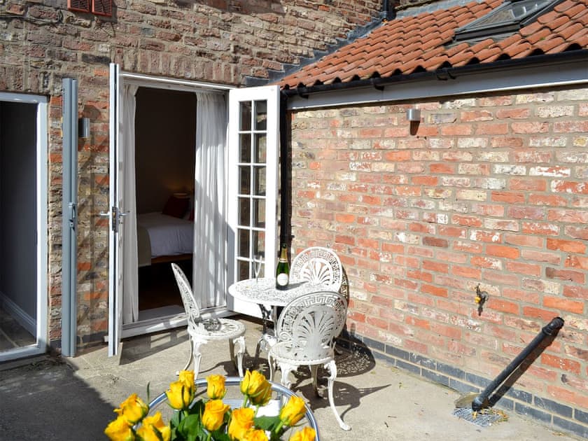 Small courtyard with sitting-out area and garden furniture | Oxtoby’s Downstairs - Oxtoby’s Cottages York, York
