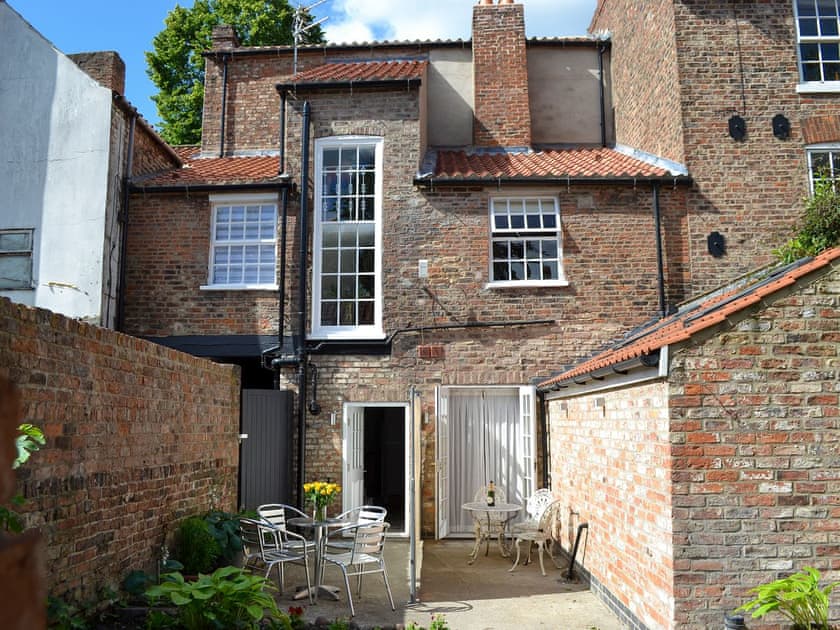 Small courtyard with sitting-out area and garden furniture | Oxtoby’s Downstairs - Oxtoby’s Cottages York, York