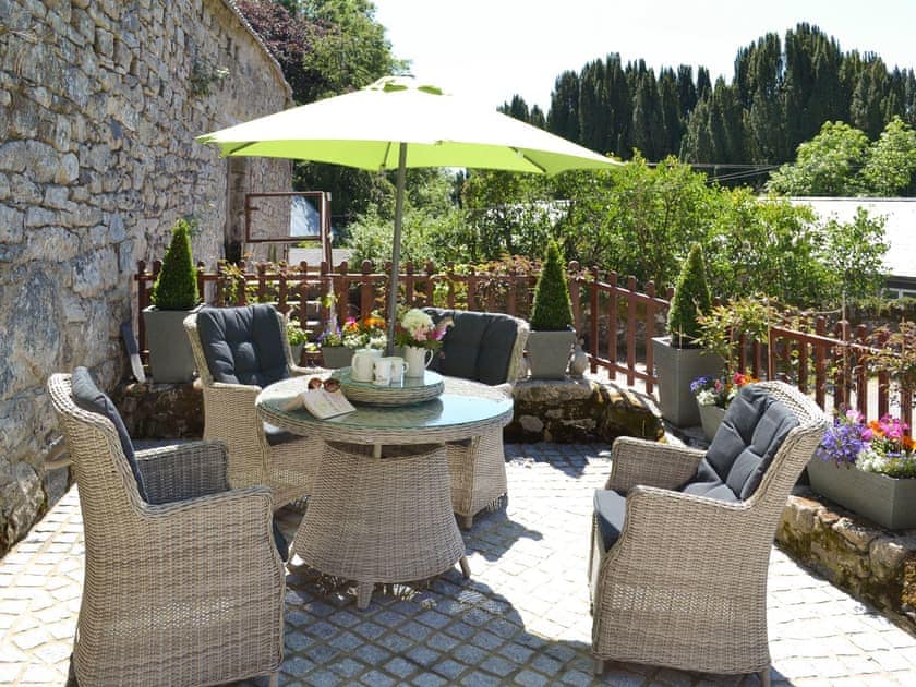 Paved patio area with outdoor furniture | Bagtor Hayloft, Ilsington, near Newton Abbot