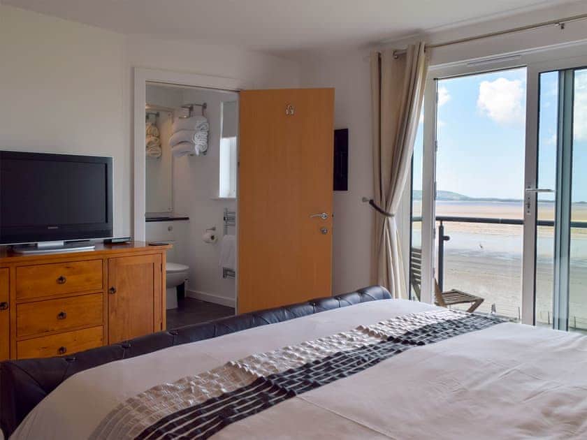 Relaxing bedroom with siperkingsize bed and en-suite | Seaview, Llanelli