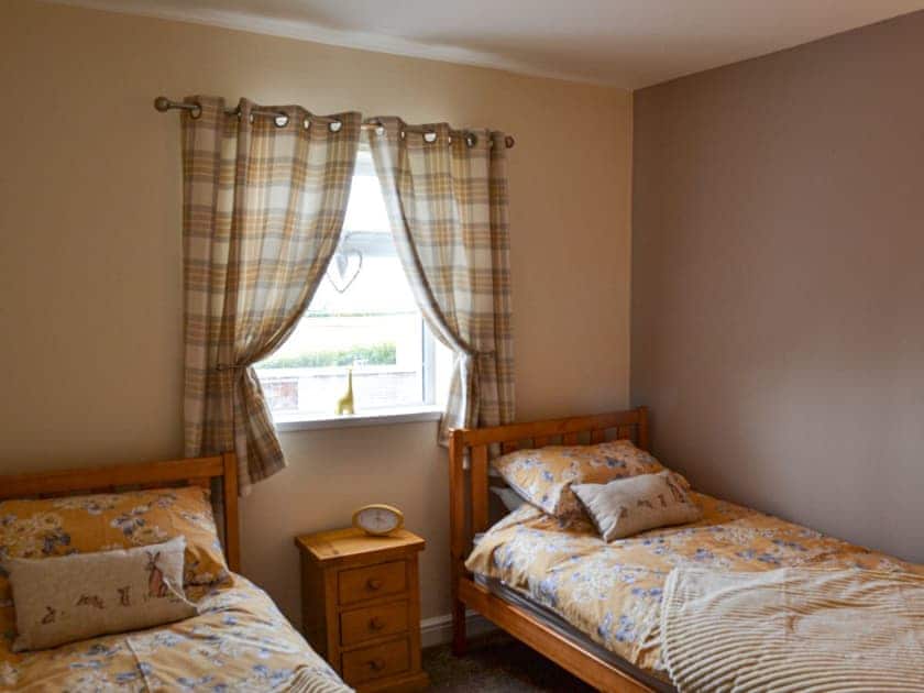 Twin bedroom | Granary Cottage - Metlands Farm Holidays, Bempton, near Bridlington