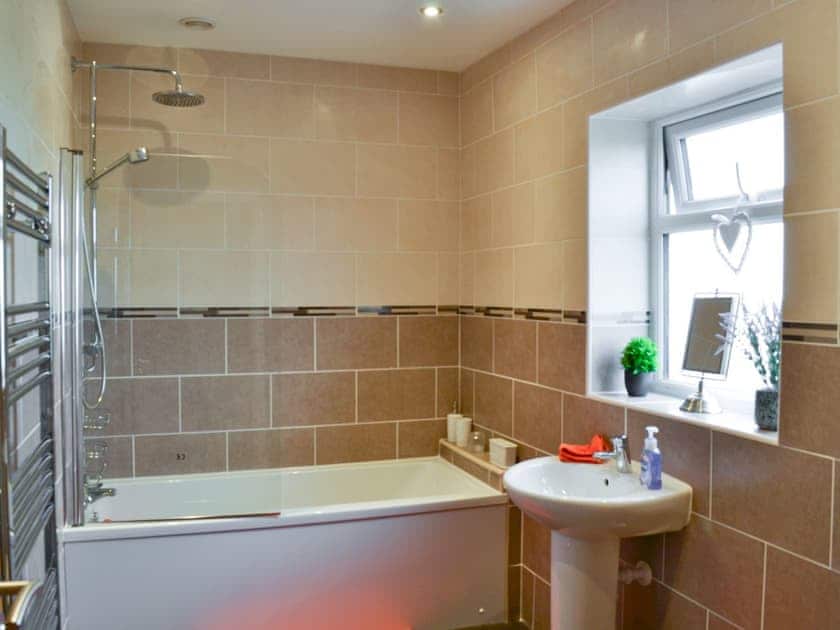 Bathroom | Granary Cottage - Metlands Farm Holidays, Bempton, near Bridlington