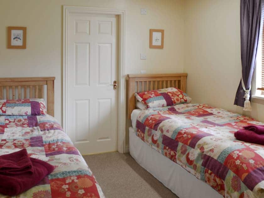 Twin bedroom | Woodpecker Cabin, Bridlington Links, Sewerby, Bridlington