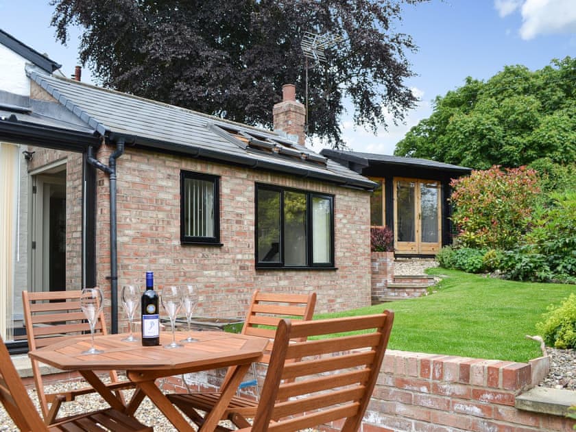 Sitting out area | End Cottage, Tibthorpe, near Driffield 