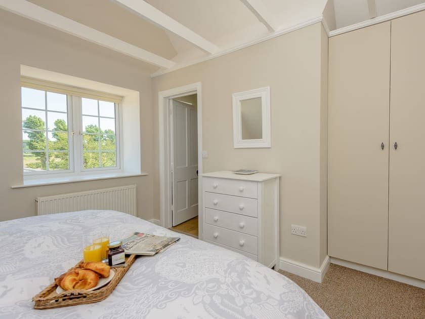 Spacious bedroom with super kingsize bed and en-suite | Farm Cottage - Kingates Farm, Whitwell, near Ventnor