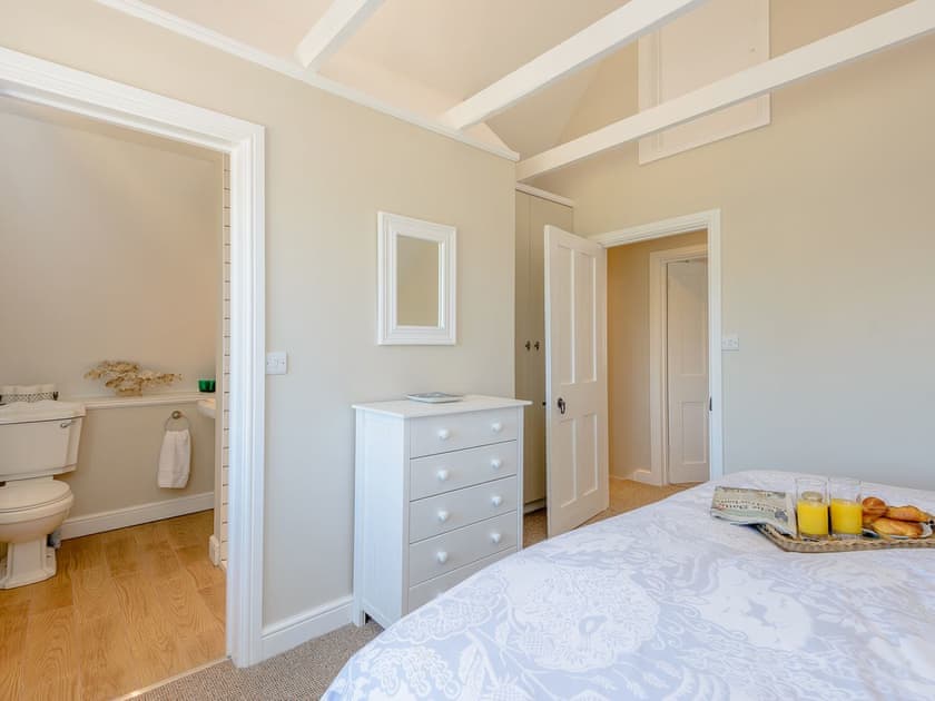 Spacious bedroom with super kingsize bed and en-suite | Farm Cottage - Kingates Farm, Whitwell, near Ventnor
