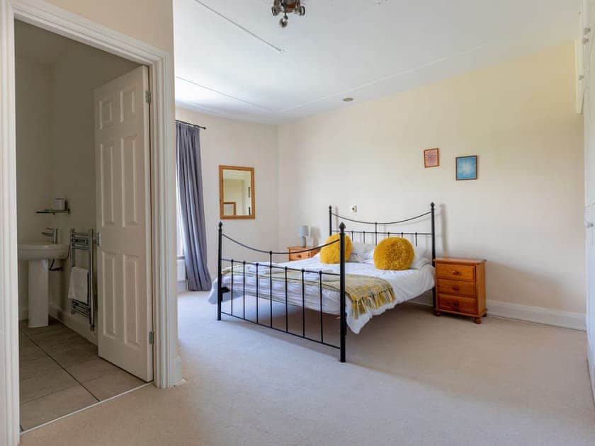Large double bedroom with en-suite | Higher Venice, Dartmouth