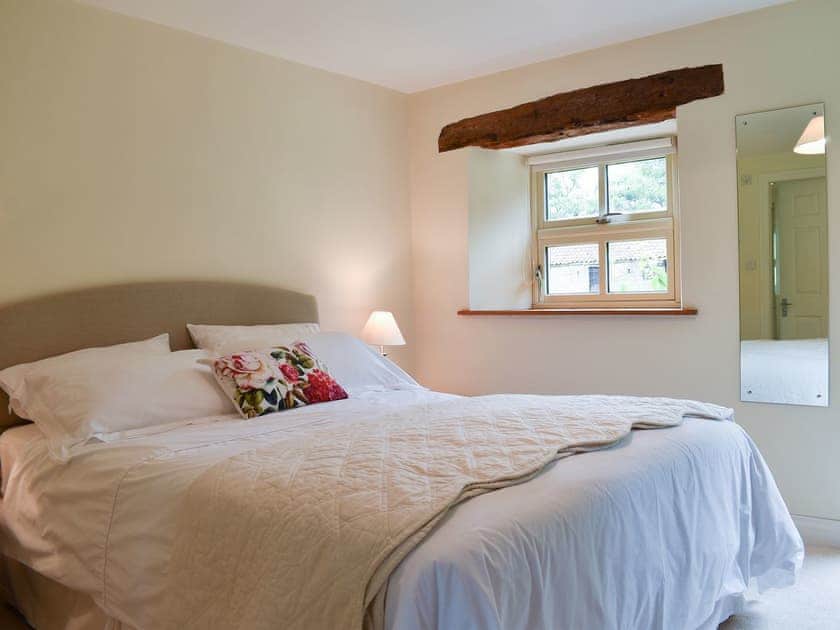 Ground floor double bedroom with en-suite | Crossbill Cottage, Chopgate near Stokesley
