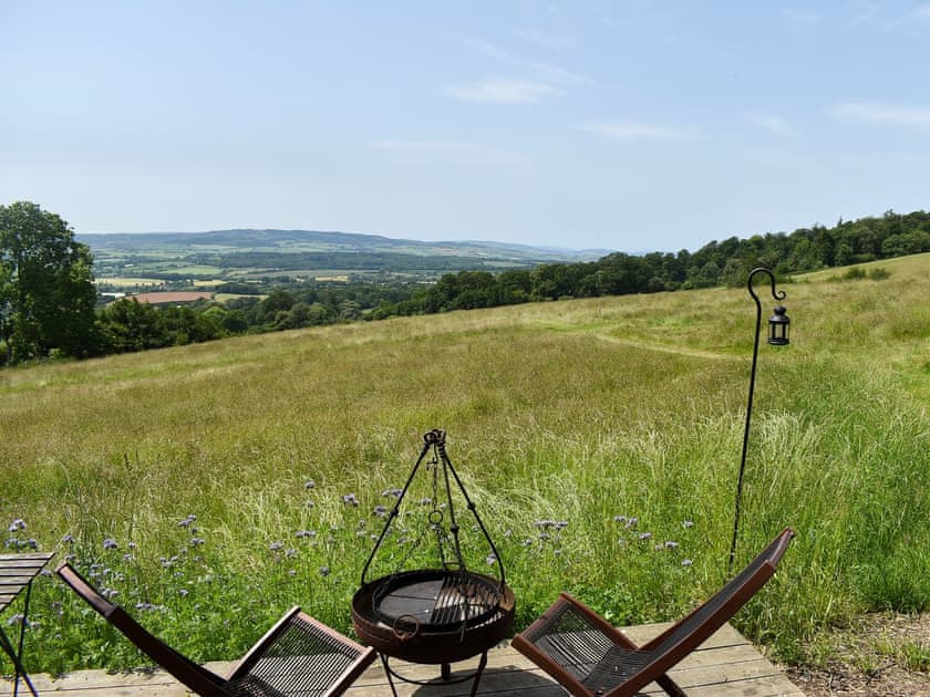 Large garden with sitting-out area, garden furniture and BBQ | Romney Hut - Tilbury Farm, West Bagborough, near Taunton