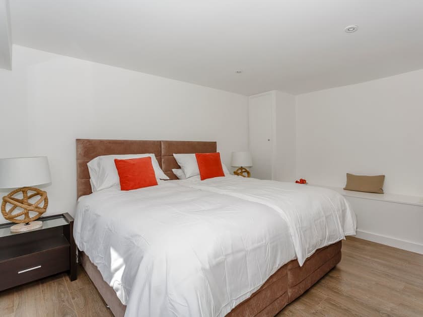 Charming bedroom with en-suite | Waterside Lodge Thirteen, Elland, near Brighouse 