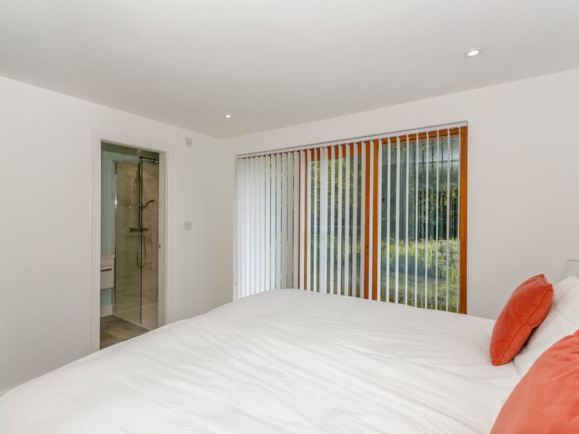 Charming bedroom with en-suite | Waterside Lodge Thirteen, Elland, near Brighouse 