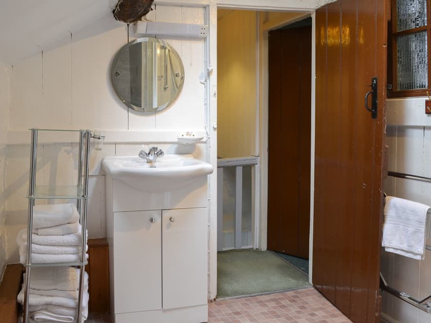 Bathroom | Ceunant, Dinas Mawddwy, near Dolgellau