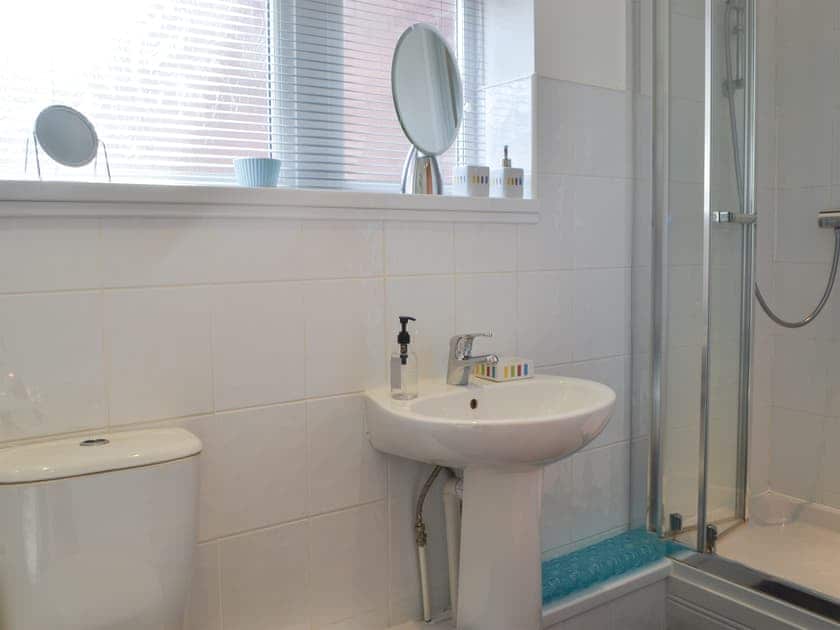 Shower room | Seaside Retreat, Newbiggin-by-the-Sea