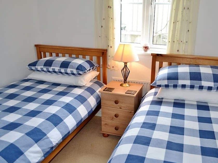 Twin bedroom | Meadowside Apartment, Fowey