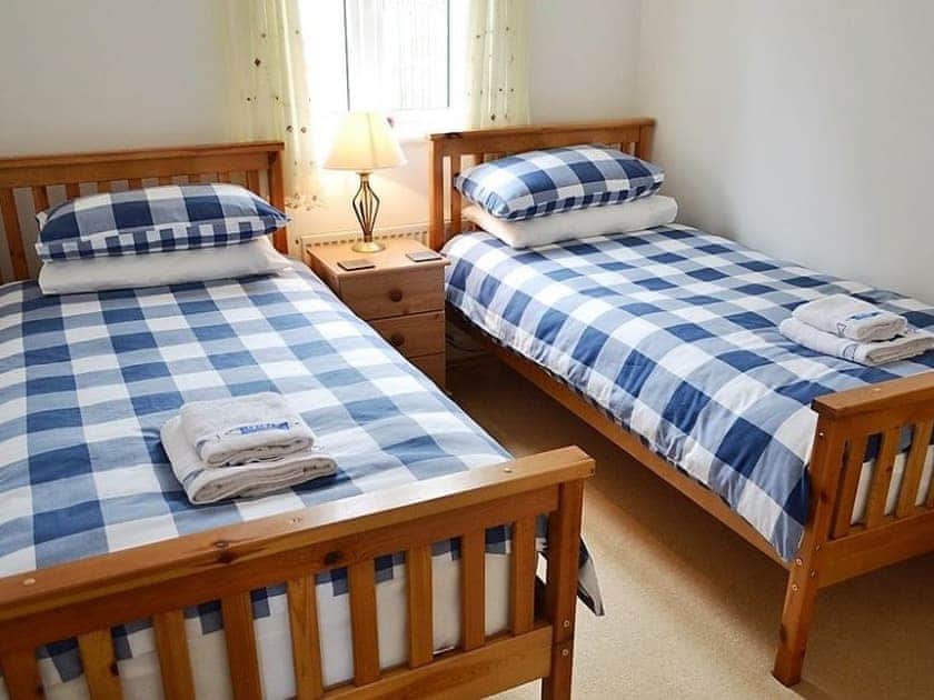 Twin bedroom | Meadowside Apartment, Fowey