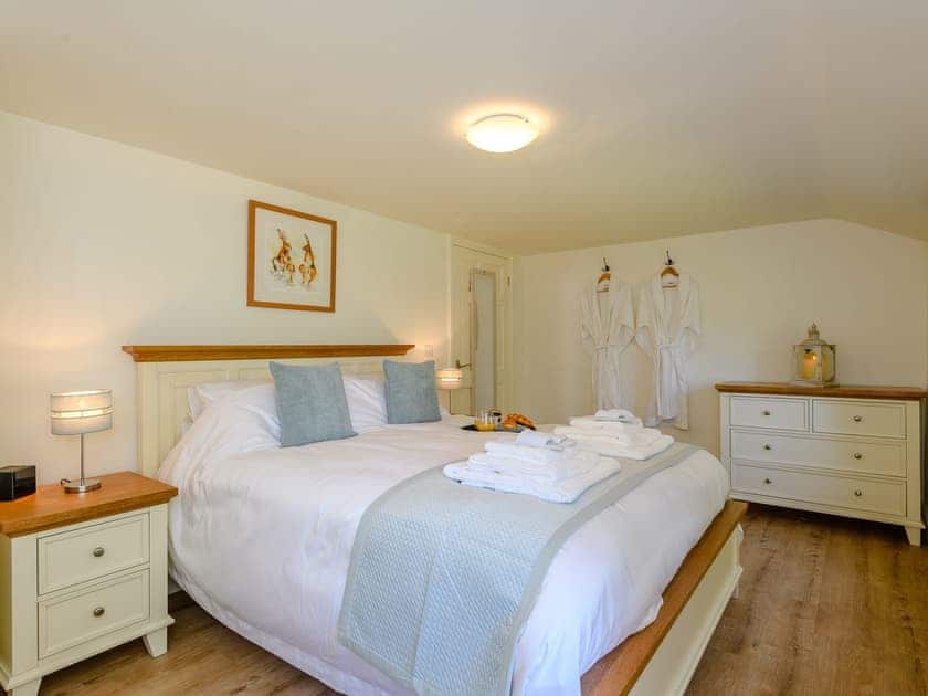 Relaxing bedroom with king sized bed | The Chicken Coop - Bray Holiday Cottages, Fulletby, near Horncastle